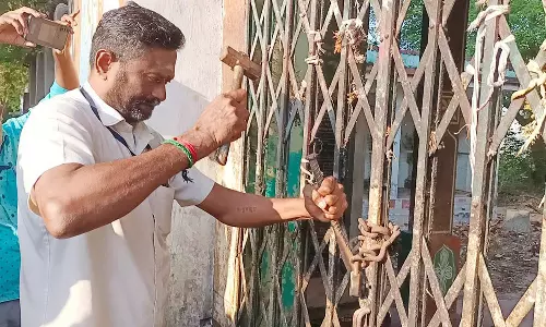 இருதரப்பினரிடையே பிரச்சினை ஏற்பட்டதால் 11 ஆண்டுகளாக பூட்டிக்கிடந்த கோவிலை பூட்டை உடைத்து திறந்த அதிகாரிகள்