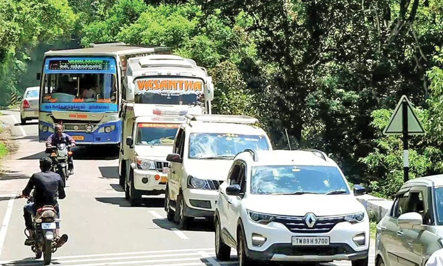 கொடைக்கானலில் போக்குவரத்து போலீசார் பற்றாக்குறையால் திணறும் சுற்றுலா வாகனங்கள்
