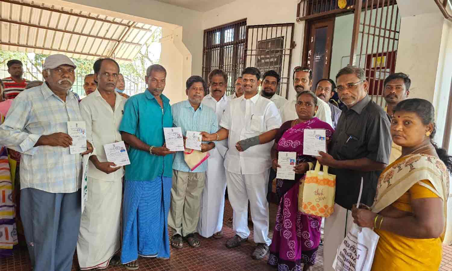 பயனளிகளுக்கு மாதாந்திர உதவித் தொகை-சம்பத் எம்.எல்.ஏ. வழங்கினார்