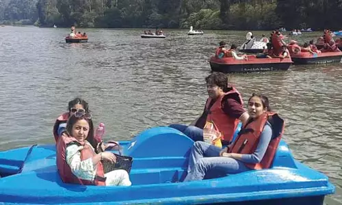 ஊட்டி படகு இல்லத்தில் படகு சவாரி செய்து மகிழ்ந்த சுற்றுலா பயணிகள்