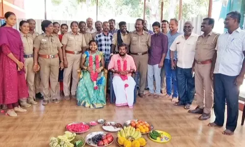 பெரியகுளம் போலீஸ் நிலையத்தில் பெண் காவலருக்கு வளைகாப்பு நடத்திய போலீசார்