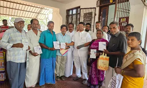 பயனளிகளுக்கு மாதாந்திர உதவித் தொகை-சம்பத் எம்.எல்.ஏ. வழங்கினார்