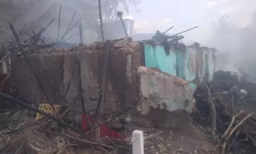 தீப்பிடித்து 3 வீடுகள் சாம்பல்