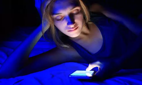 இரவில் ஒளிரும் செல்போன்களால் தொலைந்து போகும் தூக்கம்