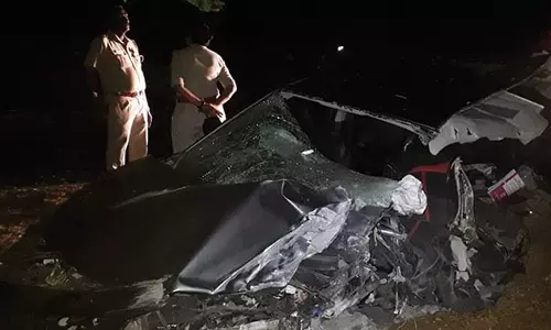 கூவத்தூர் அருகே கிழக்கு கடற்கரை சாலையில் கார் தடுப்பு சுவரில் மோதி கவிழ்ந்தது- 2 பேர் பலி