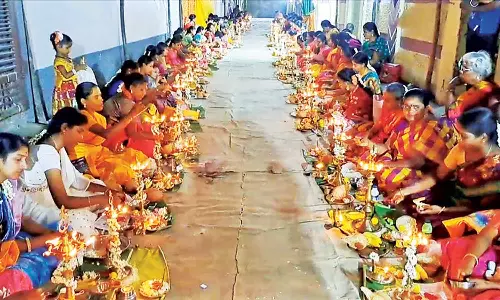 முச்சந்தி காளியம்மன் கோவிலில் விளக்கு பூஜை