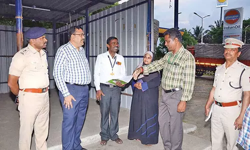 புளியரை சோதனை சாவடியில் கலெக்டர்- எஸ்.பி. ஆய்வு