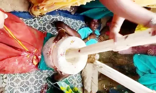 பக்தர் மார்பில் உரலை இடித்து வேண்டுதல்