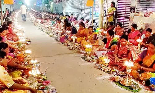 பெண்கள்  பங்கேற்ற திருவிளக்கு பூஜை