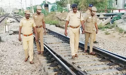 அரக்கோணம் ரெயில் நிலைய பகுதிகளில் போலீசார் தீவிர கண்காணிப்பு