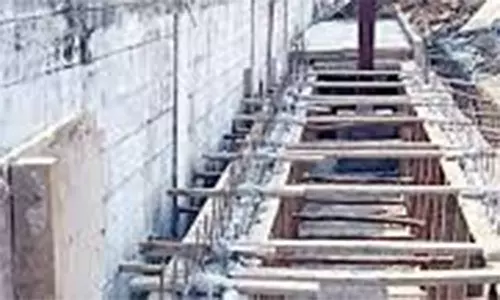 கழிவுநீர் கால்வாய் பணியை நகரமன்ற தலைவர் ஆய்வு