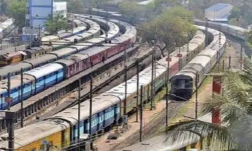 கோவை எக்ஸ்பிரஸ் உள்ளிட்ட 3 ரெயில்கள் நேரம் மாற்றம்