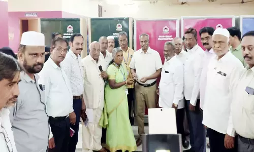 8 பள்ளிகளுக்கு பீரோக்கள்