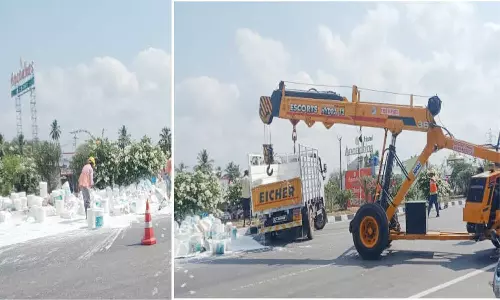 டயர் வெடித்து மினி வேன் கவிழ்ந்தது