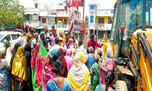 கடலூரில் பரபரப்பு : 43 வீடுகளை இடிக்க பொதுமக்கள் எதிர்ப்பு:பணிகளை தடுத்து நிறுத்தி போராட்டம்