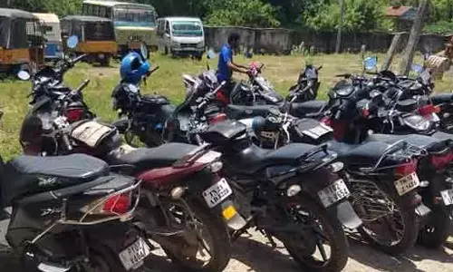 இருசக்கர வாகனங்களை பாதுகாப்பான இடத்தில் நிறுத்த வேண்டும்- போலீஸ் சூப்பிரண்டு அறிவுரை