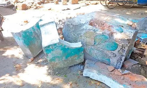 அ.தி.மு.க கொடிக்கம்பம் உடைத்து அகற்றப்பட்டதால் பரபரப்பு