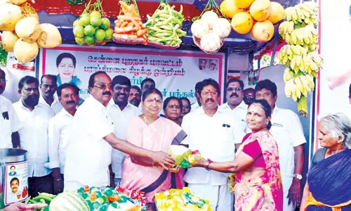 பெரும்பாக்கம் ராஜசேகர் ஏற்பாட்டில் பெரும்பாக்கத்தில் நீர்மோர் பந்தல் திறப்பு: பா.வளர்மதி-கே.பி.கந்தன் பங்கேற்பு