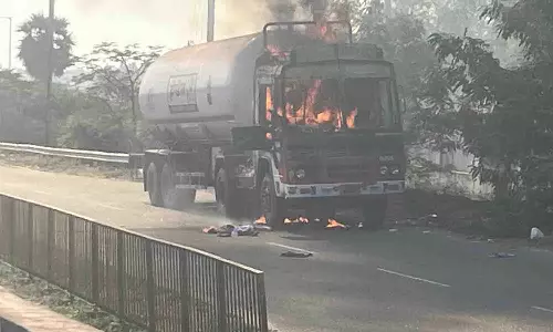 கியாஸ் டேங்கர் லாரியில் தீ விபத்து