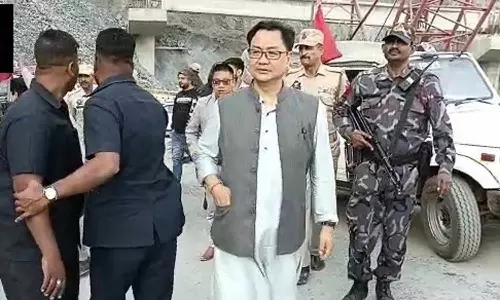 கார் மீது லாரி மோதி விபத்து - அதிர்ஷ்டவசமாக உயிர் தப்பிய மத்திய மந்திரி கிரண் ரிஜிஜு