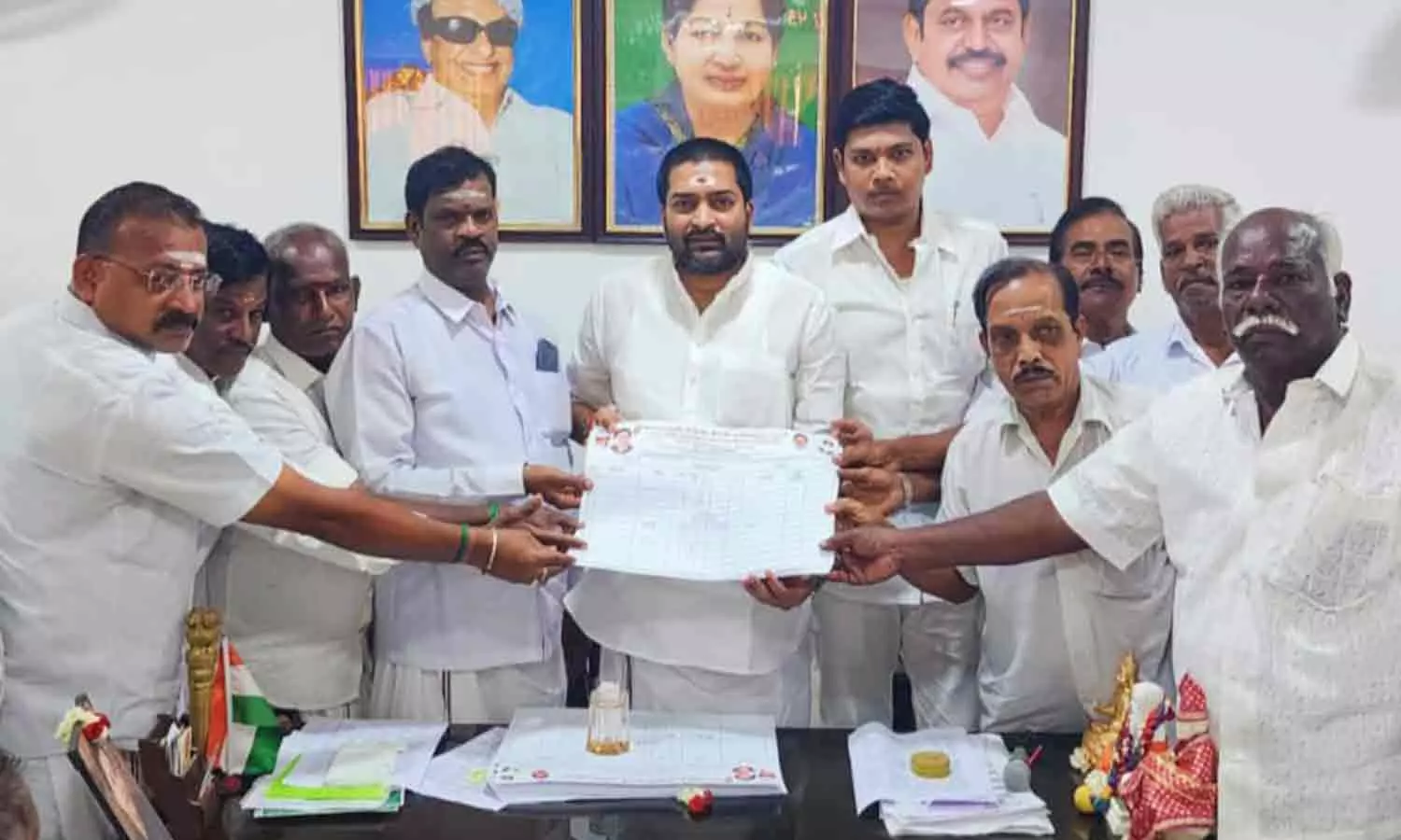 போதை கும்பல் அட்டகாசத்தை அரசு தடுத்து நிறுத்த வேண்டும்-அ.தி.மு.க. கூட்டத்தில் தீர்மானம் போதை கும்பல் அட்டகாசத்தை அரசு தடுத்து நிறுத்த வேண்டும்-அ.தி.மு.க. கூட்டத்தில் தீர்மானம்