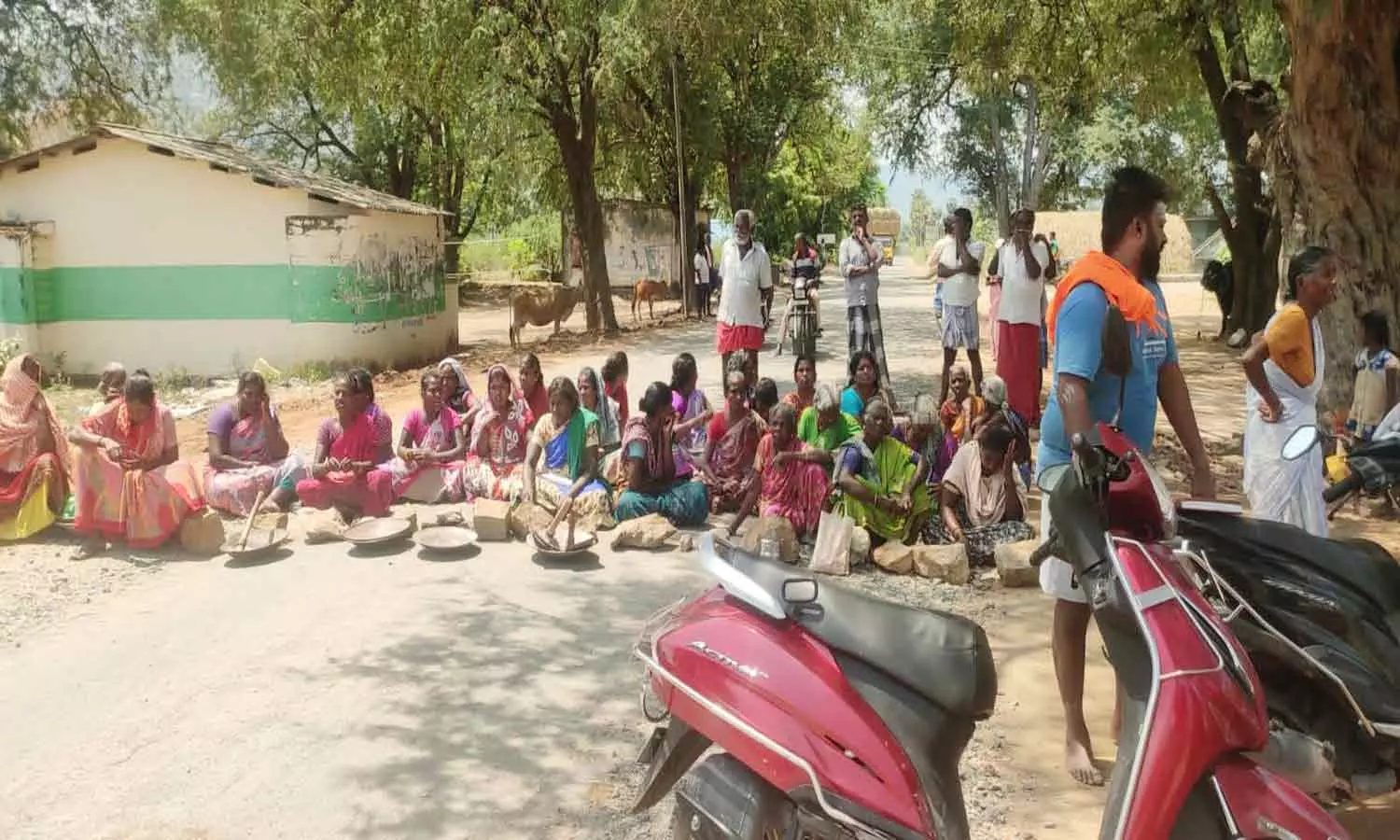 100 நாள் திட்டத்தில் வேலை கேட்டு சாலை மறியல் 100 நாள் திட்டத்தில் வேலை கேட்டு சாலை மறியல்