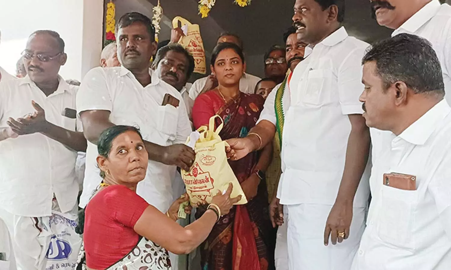 ஆலங்குளம் அருகே புதிய ரேஷன் கடை திறப்பு