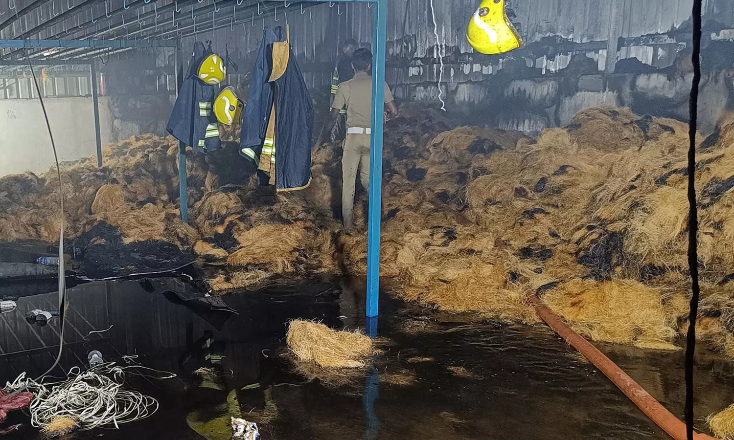 கயிறு திரிக்கும் நிறுவனத்தில் தீ விபத்து கயிறு திரிக்கும் நிறுவனத்தில் தீ விபத்து