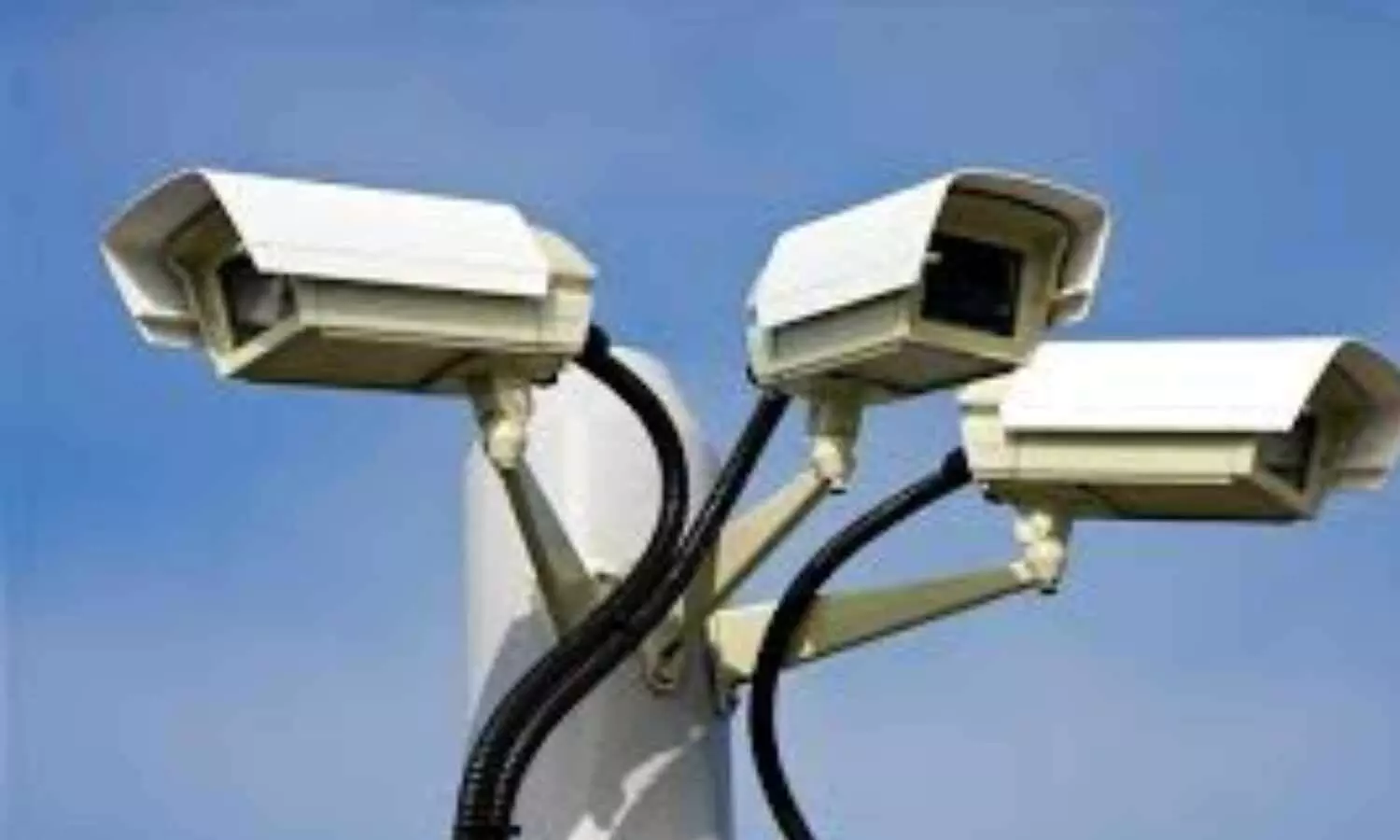 ரேஷன் ஊழியர் சங்க தலைவரை கொல்ல முயற்சி- சி.சி.டி.வி. கேமரா உதவியால் துப்பு துலக்கிய போலீசார் ரேஷன் ஊழியர் சங்க தலைவரை கொல்ல முயற்சி- சி.சி.டி.வி. கேமரா உதவியால் துப்பு துலக்கிய போலீசார்