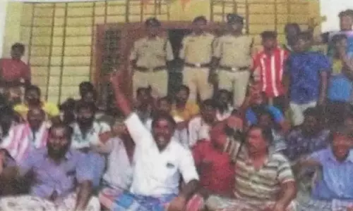 தமிழக-ஆந்திர மீனவர்கள் நடுக்கடலில் திடீர் மோதல் போலீஸ் நிலையத்தை முற்றுகையிட்டு போராட்டம்