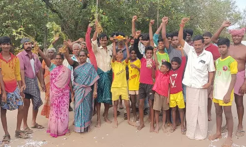 நிலக்கரி சுரங்க ஏலத்திலிருந்து விலக்கு: அரியலூர் மாவட்ட விவசாயிகள்  இனிப்பு வழங்கி கொண்டாட்டம்