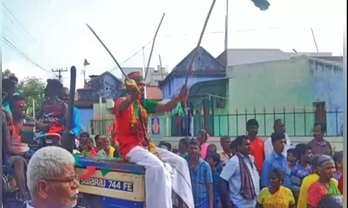 வத்தலக்குண்டு அருகே கோவில் திருவிழாவில் வாளுடன் ஊர்வலம் வந்த வாலிபர்கள்