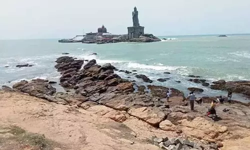 கடல் நீர் மட்டம் திடீர் தாழ்வு- விவேகானந்தர் மண்டபத்திற்கு தாமதமாக படகு போக்குவரத்து தொடக்கம்