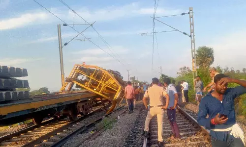 அச்சரப்பாக்கம்-தொழுப்பேடு இடையே சரக்கு ரெயிலில் கொண்டு சென்ற சிமெண்டு தூண்கள் தண்டவாளத்தில் சரிந்தது