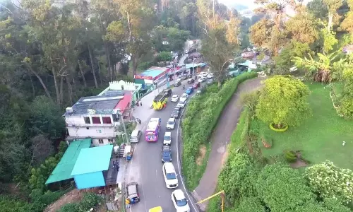 கொடைக்கானல்: 3-வது நாளாக போக்குவரத்து நெரிசலில் 5 கி.மீ. அணிவகுத்த வாகனங்கள்