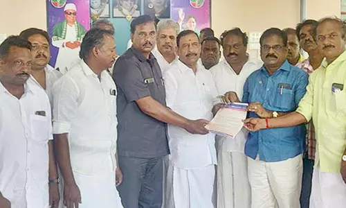 வேதாரண்யத்தில், ஓ.எஸ்.மணியன் எம்.எல்.ஏ.விடம் மனு அளித்த ஜாக்டோ- ஜியோவினர்