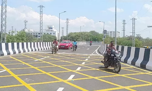 மதுரை பறக்கும் பாலத்தில் மகிழ்ச்சியுடன் பயணித்த வாகன ஓட்டிகள்