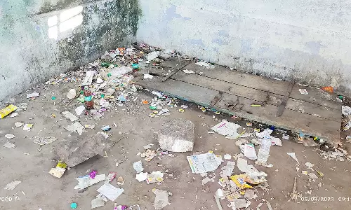 பள்ளிக்கூடத்தில் குவிந்து கிடக்கும் போதை பொருட்கள்