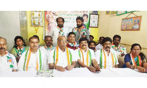 ஓசூரில் காங்கிரஸ் கட்சி சார்பில், ரெயில் மறியல் போராட்டம்