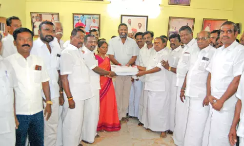 செங்கோட்டையில் அ.தி.மு.க. சார்பில் புதிய உறுப்பினா் சேர்க்கை விண்ணப்ப படிவம்