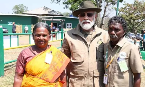 முதுமலை பாகன் தம்பதியை பிரதமர் மோடி நேரில் சந்தித்து பாராட்டு- பழங்குடியின மக்கள் உற்சாக வரவேற்பு