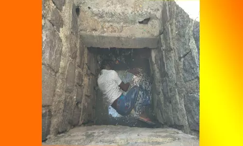 சாக்கடை கால்வாயில் தவறி விழுந்து வாலிபர் பலி