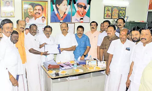 அ.தி.மு.க சார்பில் பூத் கமிட்டி விண்ணப்பங்கள் வினியோகம்