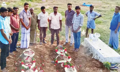 வறுமையின் கொடுமையால் தற்கொலை செய்த தாய்-மகள் உடலை அடக்கம் செய்த தன்னார்வலர்கள்
