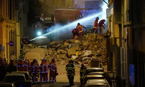 பிரான்சில் கட்டிடங்கள் இடிந்து விழுந்து விபத்து- இடிபாடுகளில் சிக்கியுள்ளவர்களை மீட்கும் பணி தீவிரம்