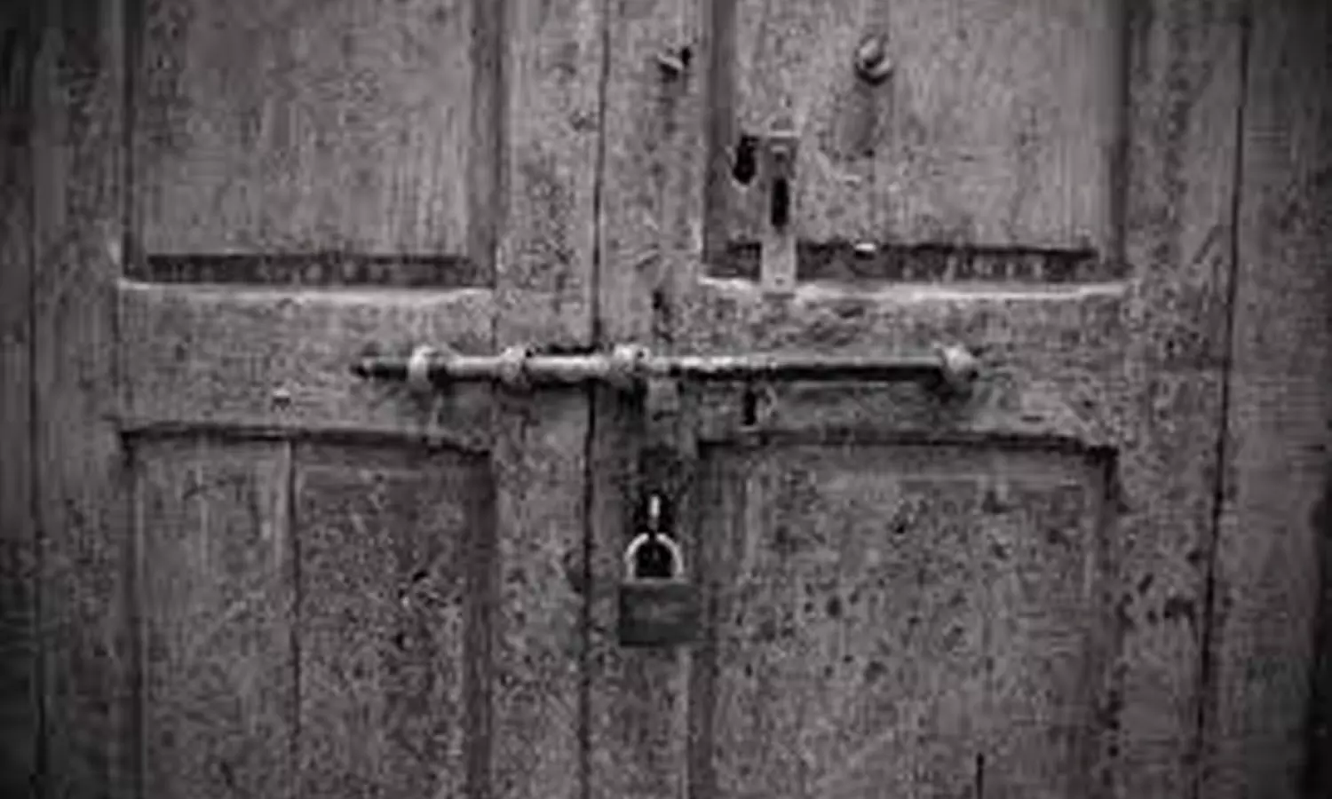 நீரேற்று பாசன சங்க நிர்வாகிகளை அறையில் அடைத்து வைத்த விவசாயிகள்- தண்ணீர் விடாததால் ஆத்திரம்