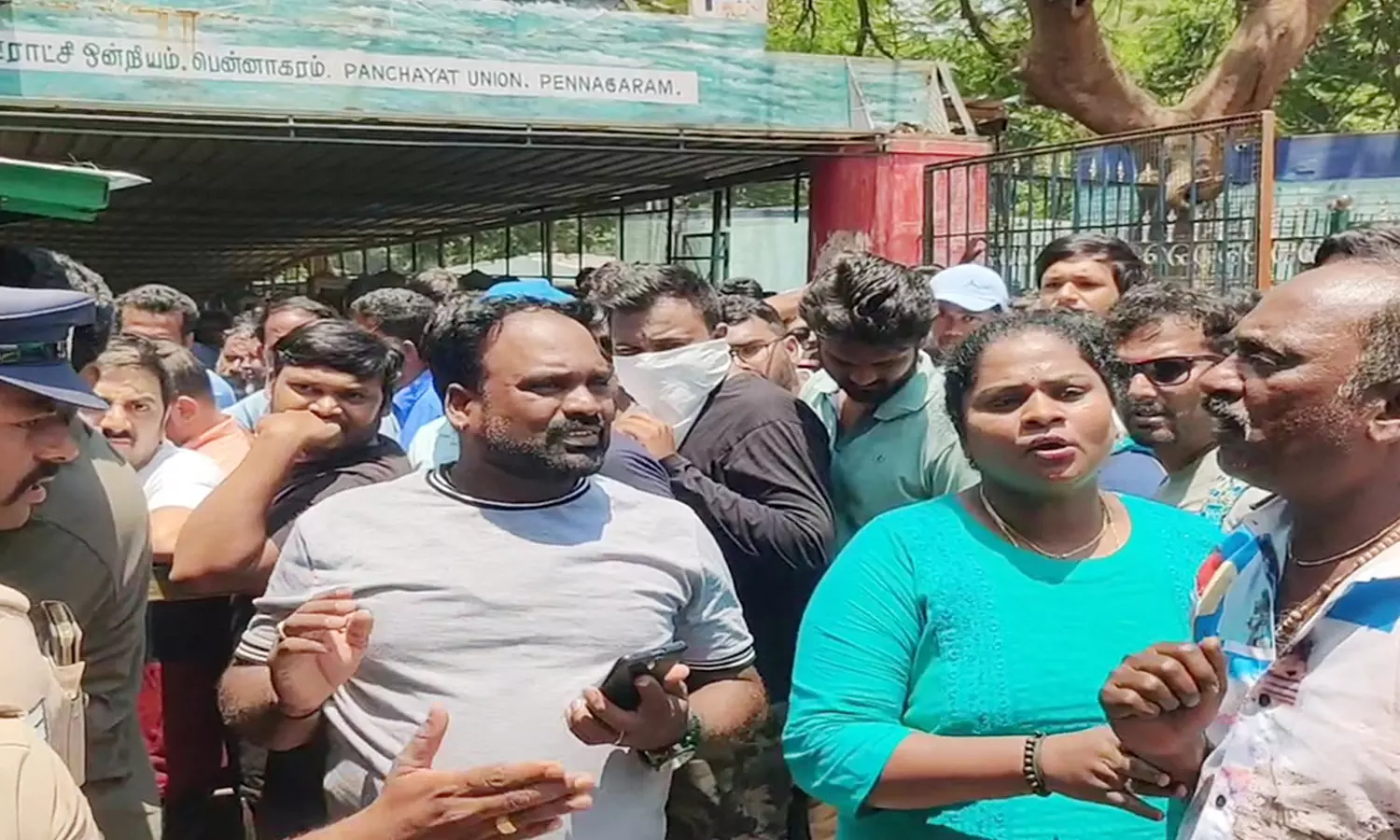 ஒகேனக்கல்லில் சுற்றுலா பயணிகளிடம் பரிசல் செய்ய அதிக கட்டணம் வசூல்