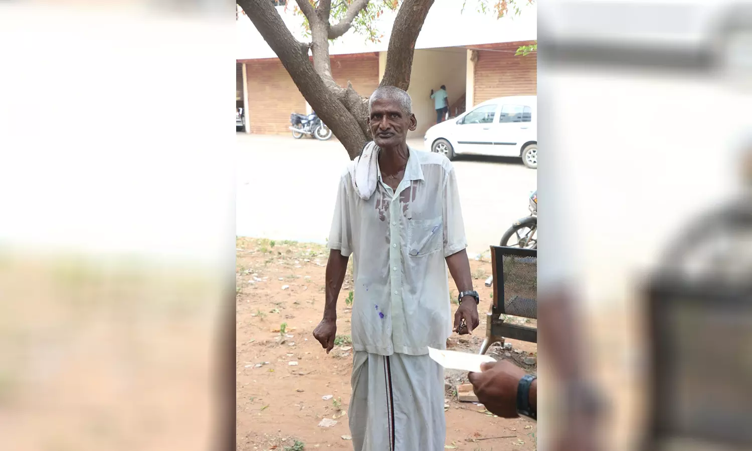 திருச்சி கலெக்டர் அலுவலகத்தில் முதியவர் தீக்குளிக்க முயற்சி