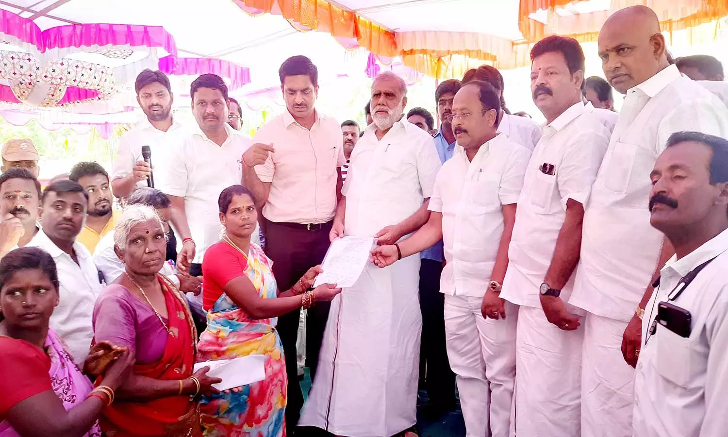 அணைக்கட்டில் ரூ.45 லட்சத்தில் 15 பேருக்கு வீடு கட்ட ஆணை அணைக்கட்டில் ரூ.45 லட்சத்தில் 15 பேருக்கு வீடு கட்ட ஆணை