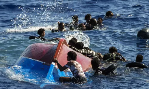 துனிசியாவில் இருந்து இத்தாலிக்கு சென்ற அகதிகள் படகு கவிழ்ந்து விபத்து- 27 பேர் பலி